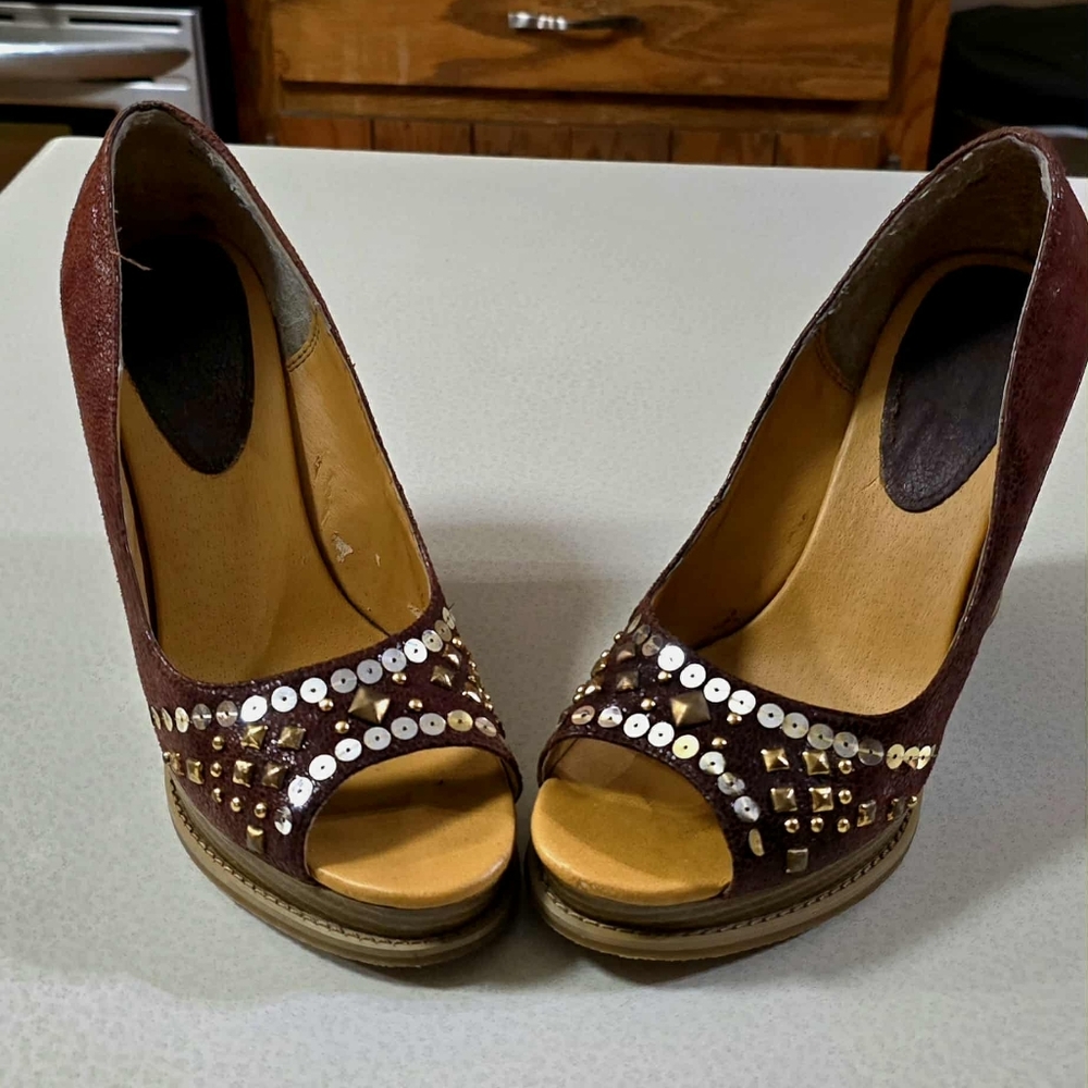 Elegant Brown Peep-Toe Heels with Gold Accents